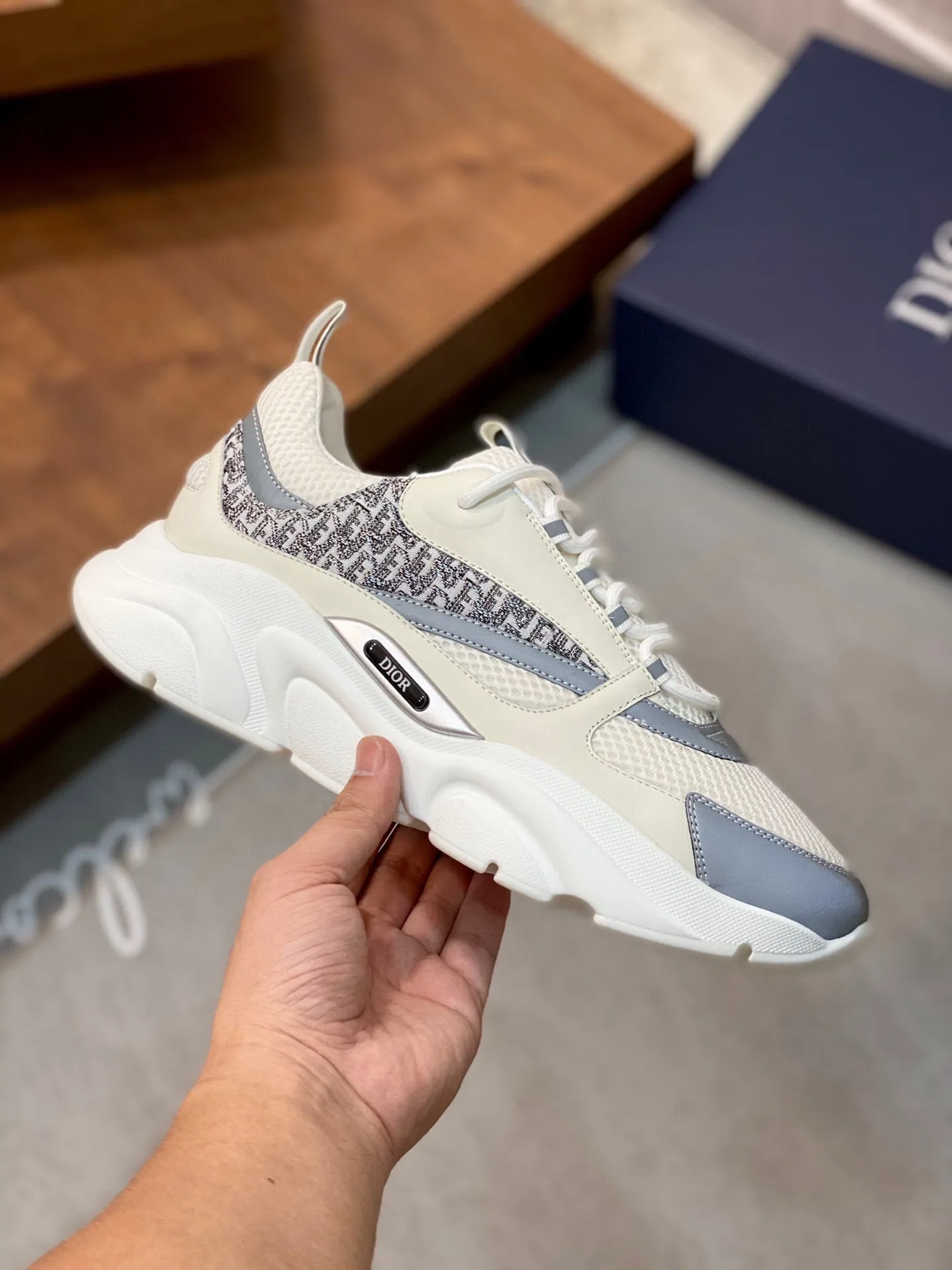 Factory price: 500💰 Dior B22 men's jogging fashion sneakers. This item draws inspiration from retro jogging shoes. It adopts a thick low-top design, with an upper made of leather and mesh fabric, and a black and white engraved rubber sole. The side is decorated with an embossed "Di~r" logo. Code number: 38-45 (38, 45, 46 can be customized)